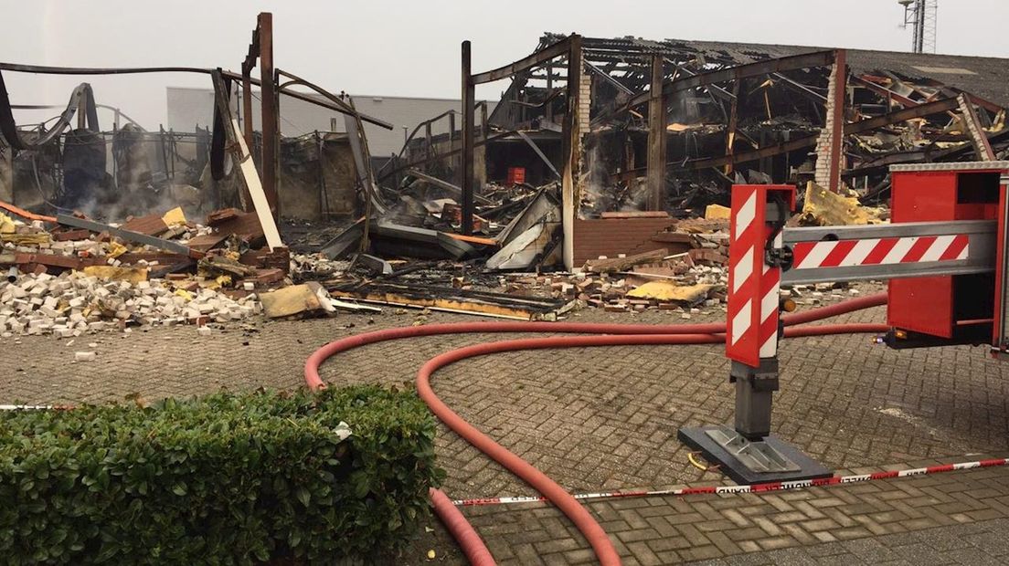 Bedrijfspand verwoest bij brand in Ommen