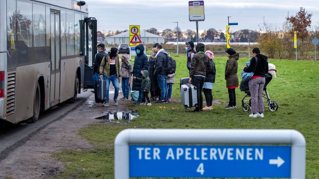 Asielzoekers in rij voor de bus bij het aanmeldcentrum Ter Apel