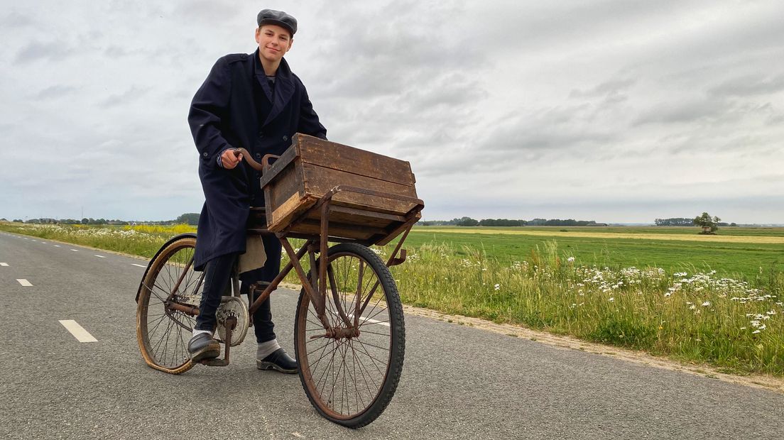 Er worden allerlei rekwisieten uit de kast getrokken, zoals deze oude fiets