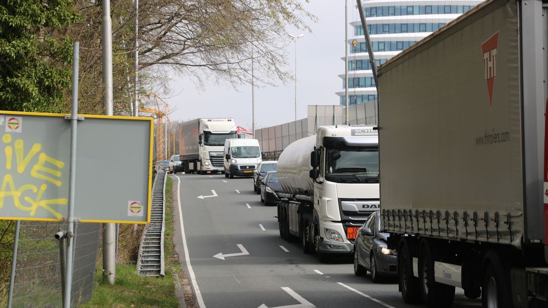 Drukte bij de afrit Helpman op de ringweg, maandagochtend