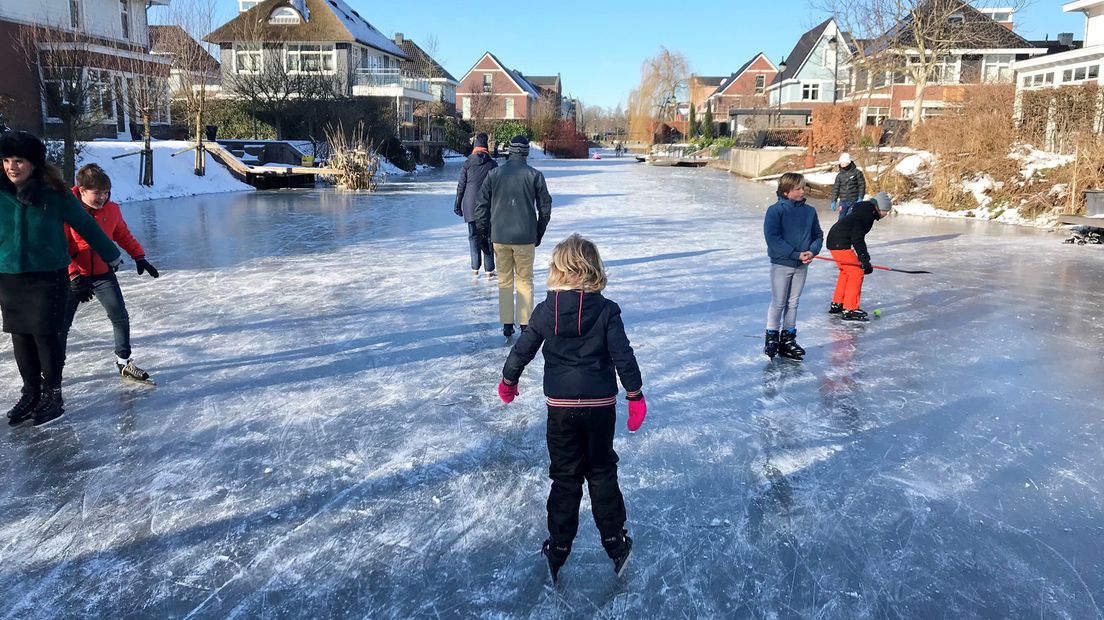 Schaatsen dichtbij huis, zonder schaatsfiles: op de grachtjes in de Leusdense wijk Tabaksteeg