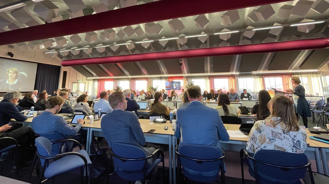 De nieuwe beoogde collegepartijen en oppositie vergaderen in het Provinciehuis