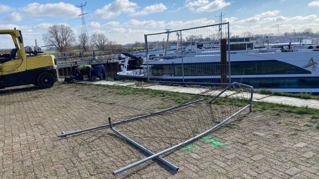 De auto is door dit bouwhek gereden