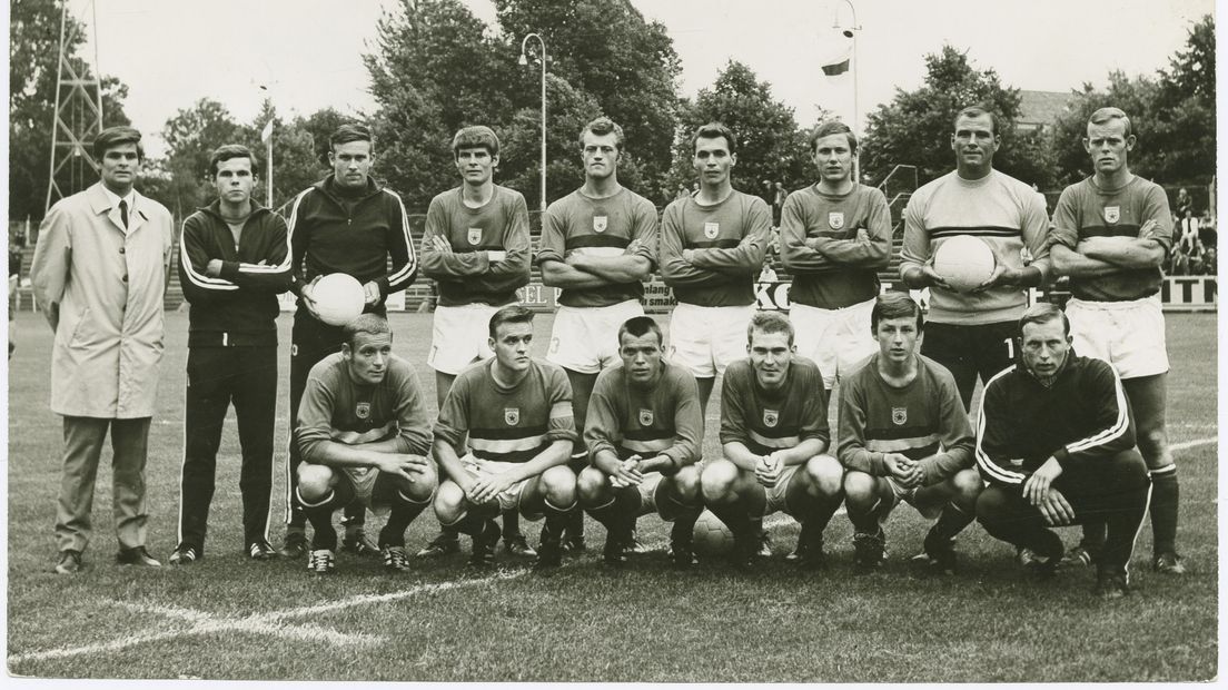 Ole Fritsen, zittend tweede van links naast Piet Fransen (r) in het shirt van GVAV