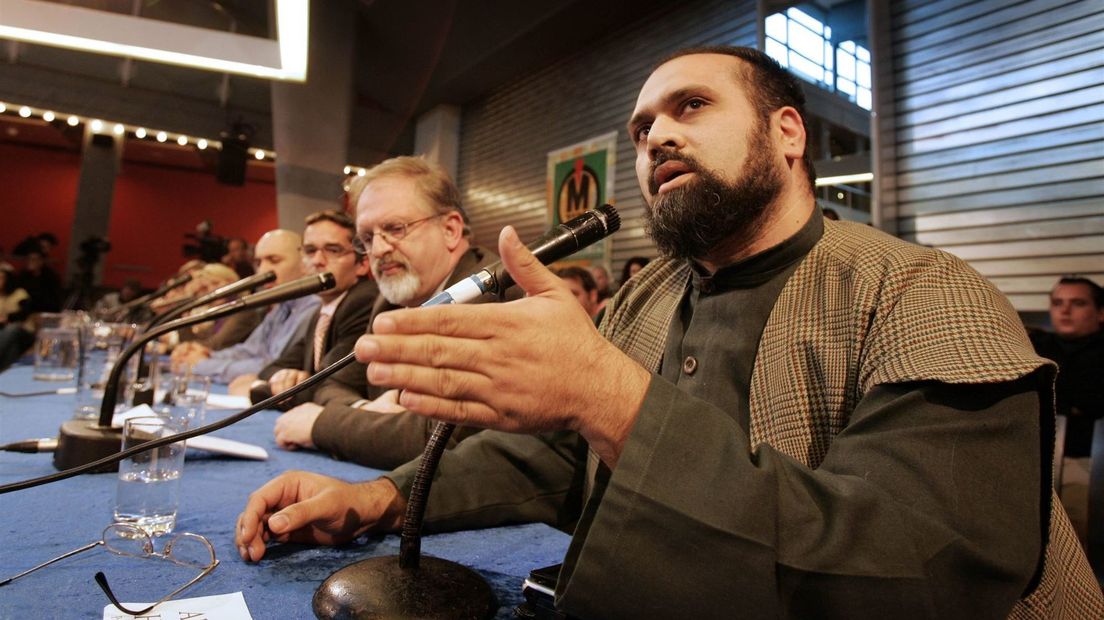 Abdullah Haselfhoef aan het woord tijdens een debat