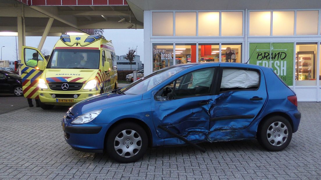 Een van de auto's raakte zwaar beschadigd door de botsing (Rechten: Persbureau Meter)