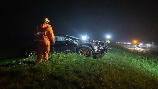 Man vlucht voor politie, rent snelweg op en klimt over geluidswal