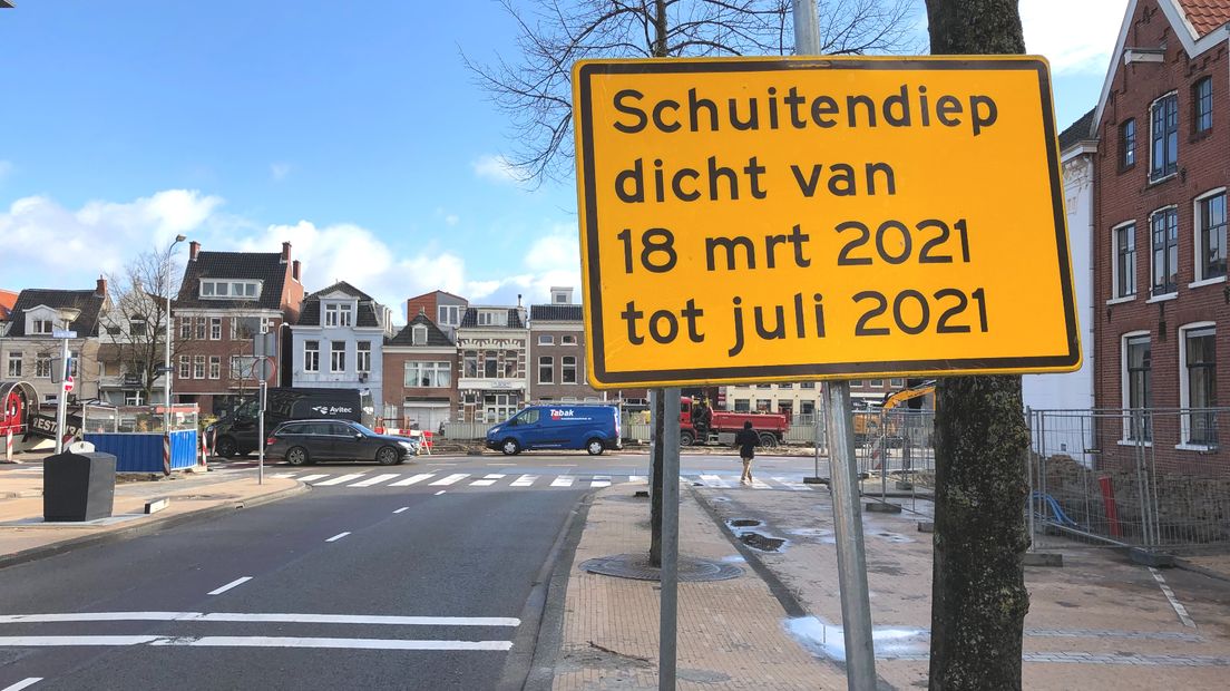 Vanaf het Gedempte Kattendiep wordt gewaarschuwd voor de afsluiting
