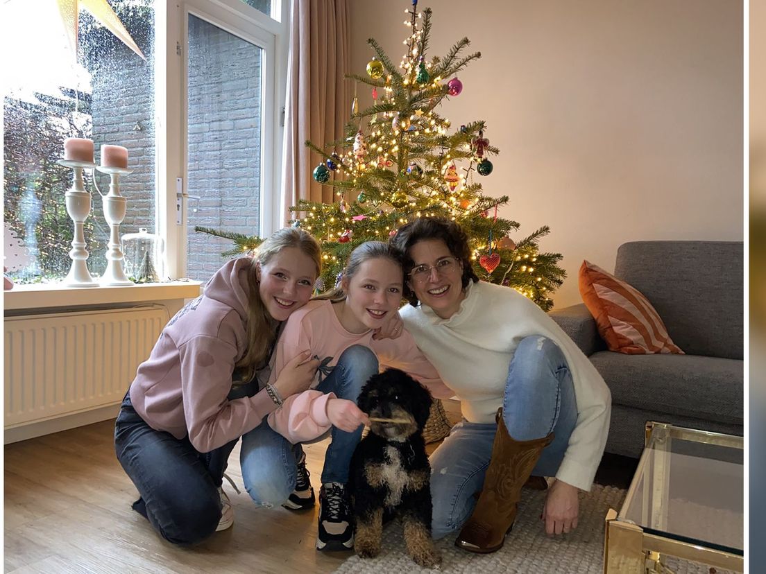 With Anne, Florine, the dog Joep and mother Petra, the Christmas tree still stands in the living room