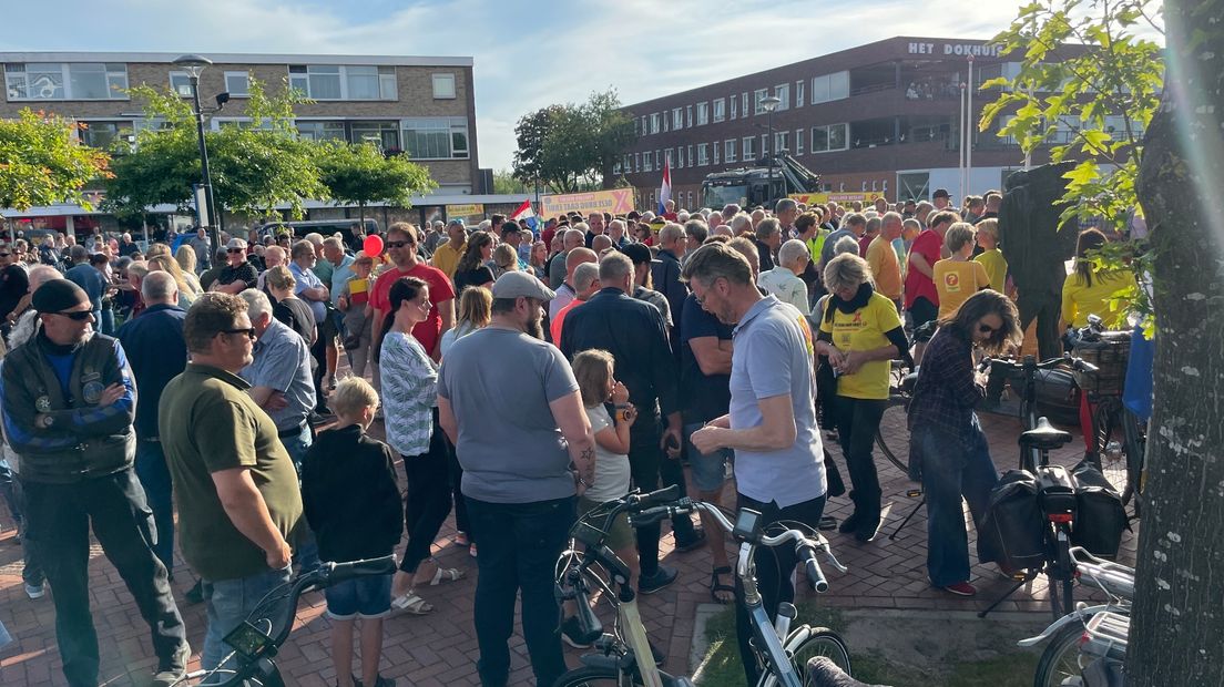 De betogers bij het gemeentehuis, mensen in het geel zijn van actiegroep Bruggen Belang Pekela