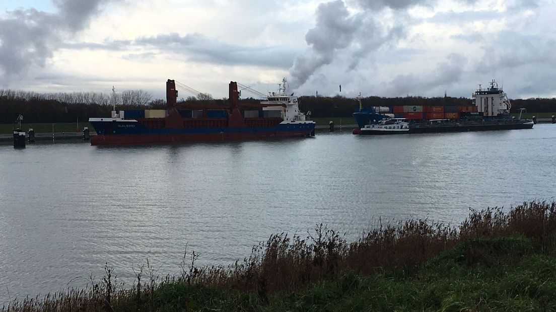 Westsluis Terneuzen gestremd, meerdere schepen wachten al bijna een dag op doorvaart