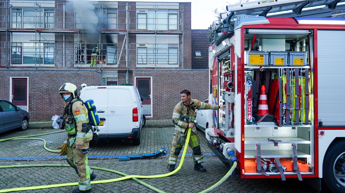 De brandweer is bezig met blussen
