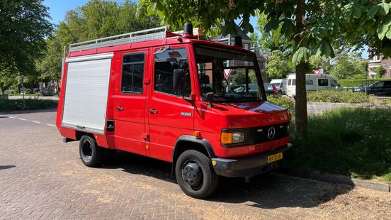 Een oude brandweerauto omgebouwd tot bedrijfsbus