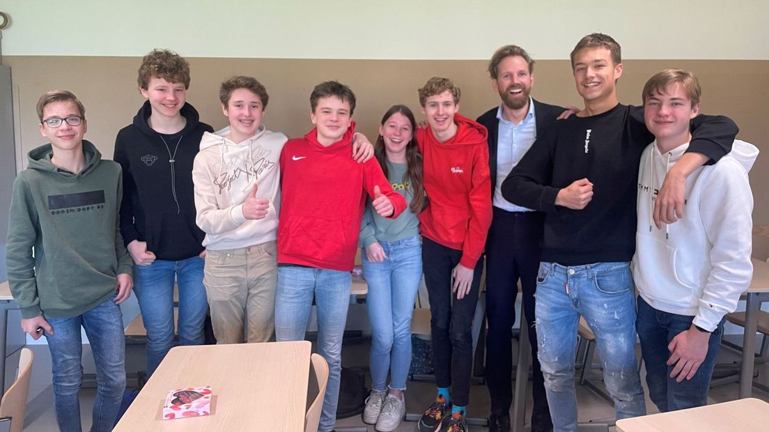 Leerlingen van het Revius Lyceum met minister Dennis Wiersma