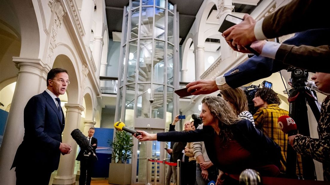 Premier Rutte praat met de pers na afloop van een vervolggesprek over de uitslag van de Provinciale Statenverkiezingen.