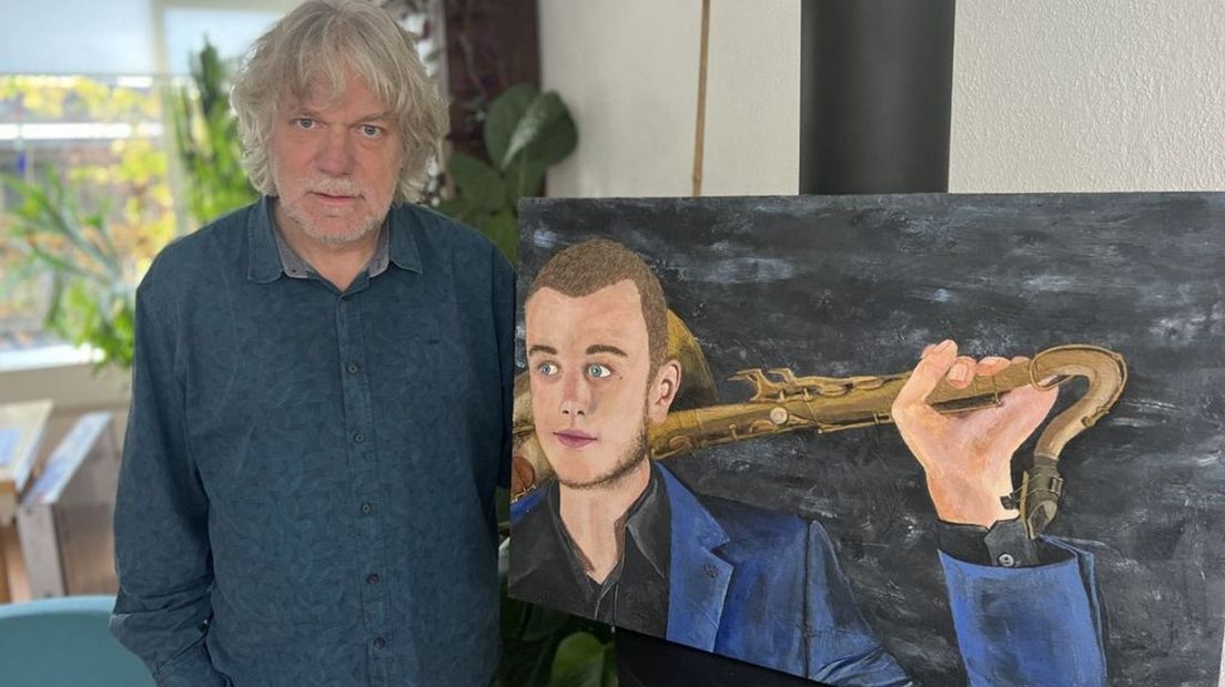 Gerlo Hesselink met een schilderij van zijn overleden zoon Jan