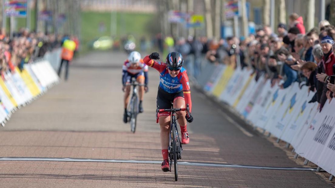 Lisa Brennauer komt als winnares over de eindstreep; Anouska Koster is geklopt