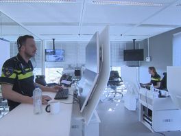 Vanuit deze cockpit houdt de politie vandaag demonstranten in het vizier