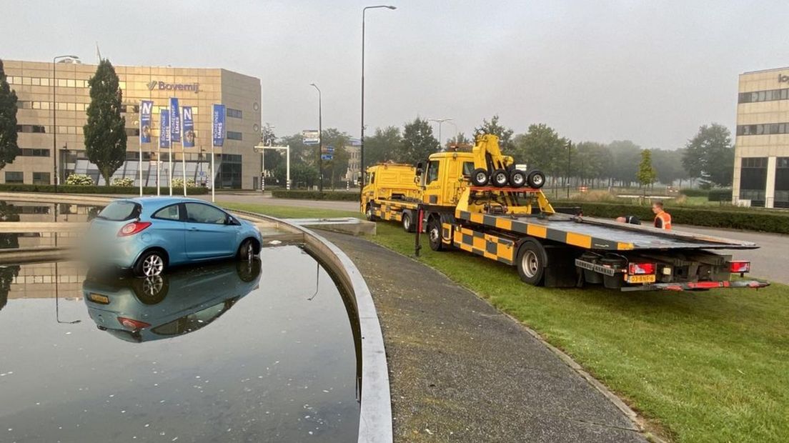 In augustus vorig jaar kwam deze wagen in het water van het Takenhofplein terecht.