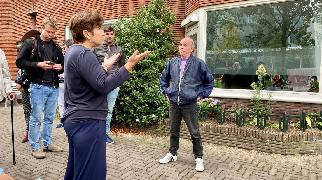 PvdA-fractievoorzitter Lilianne Ploumen praat met bewoners over de sloopplannen