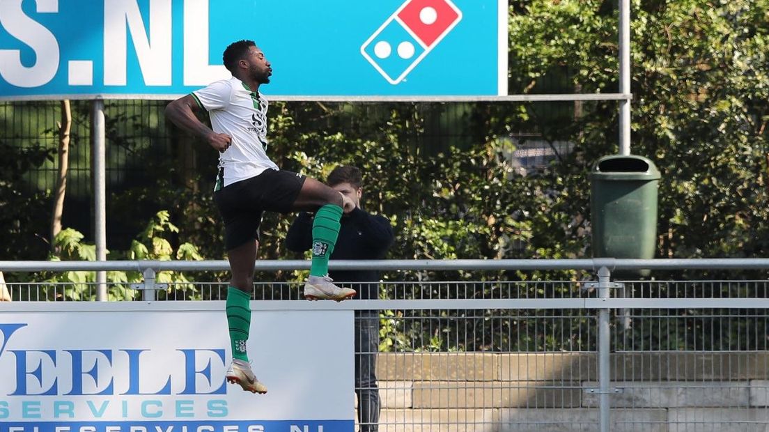 Joel Donald maakt de 4-2 voor Scheveningen tegen Kozakken Boys