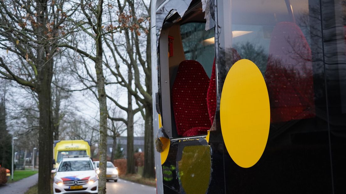 Het gat in de bus waar de passagier doorheen is gevallen
