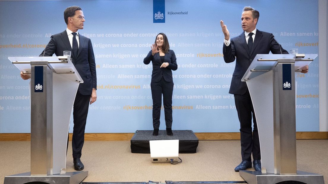 Premier Rutte en minister De Jonge tijdens de persconferentie van vanavond.
