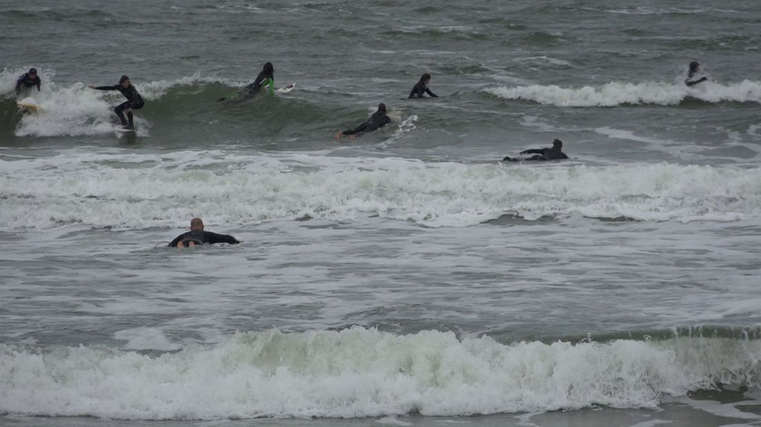 Hoe de surfers met de gebeurtenis omgaan is verschillend