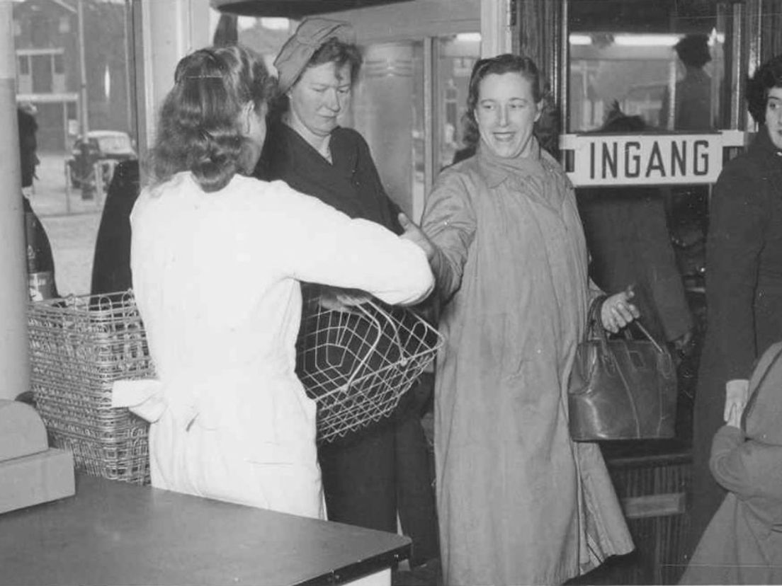 de introductie van het winkelmandje in 1952 in Schiedam