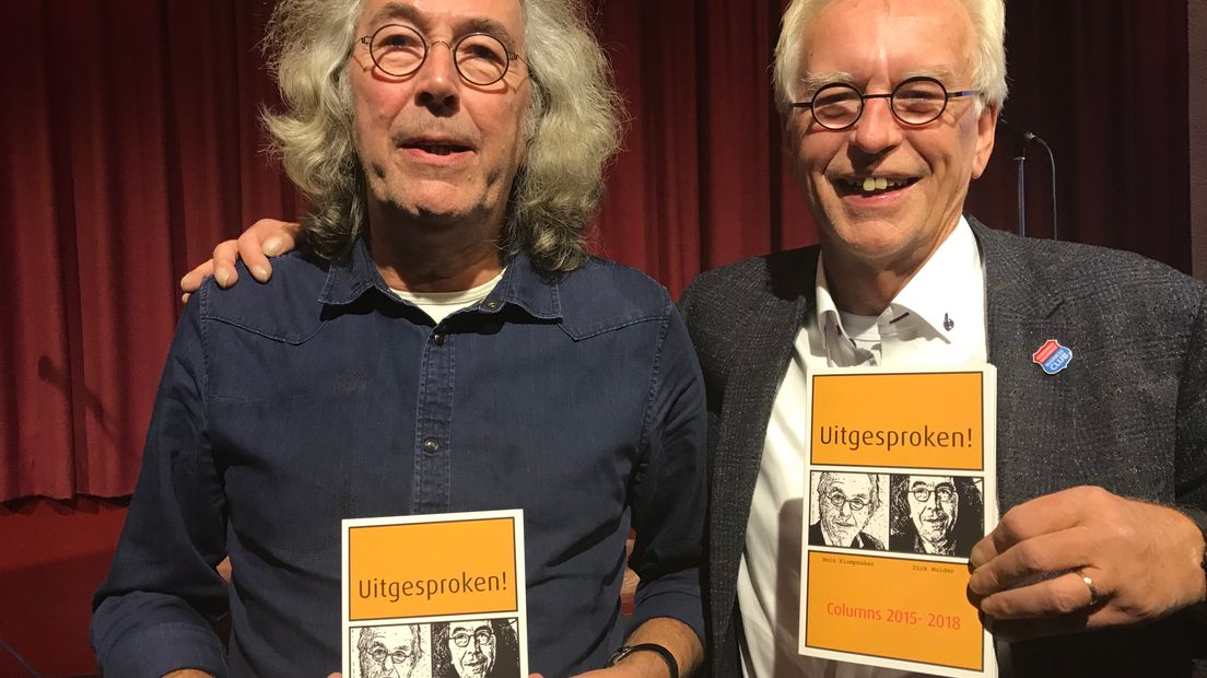 Dirk Mulder en Hein Klompmaker zijn trots op hun bundel met radiocolumns