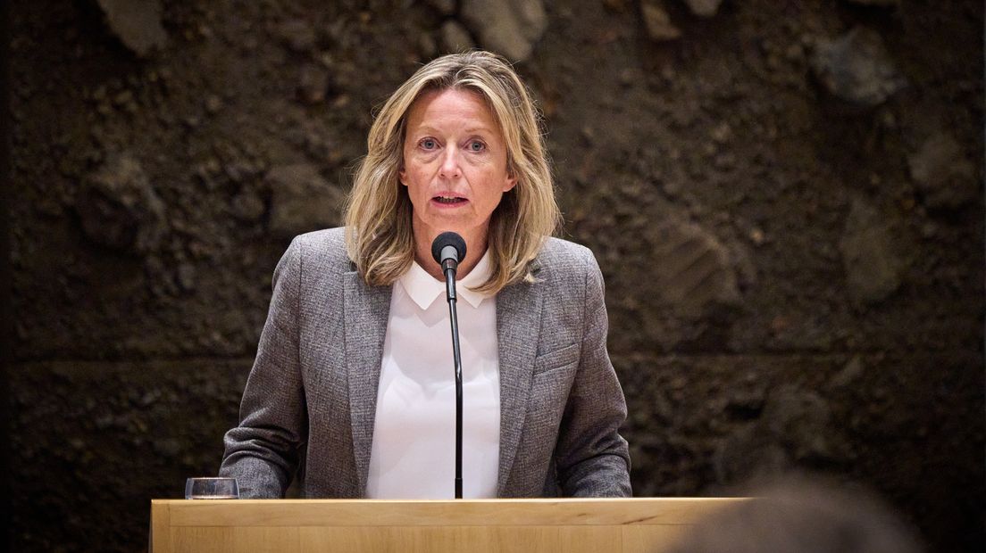 Minister Ollongren tijdens een debat in de Tweede Kamer