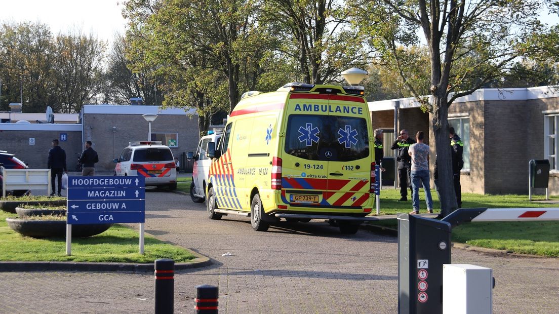 Ambulance bij AZC in Middelburg na steekincident