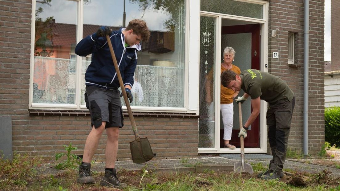 Lien bekijkt hoe de mannen van Yuverta haar tuin omtoveren tot een groene oase