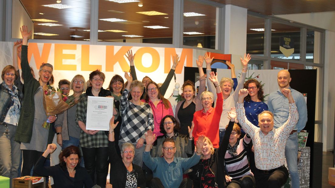 Het personeel van de bieb in Hoogeveen ontvangt het certificaat (Rechten: bibliotheek Hoogeveen)