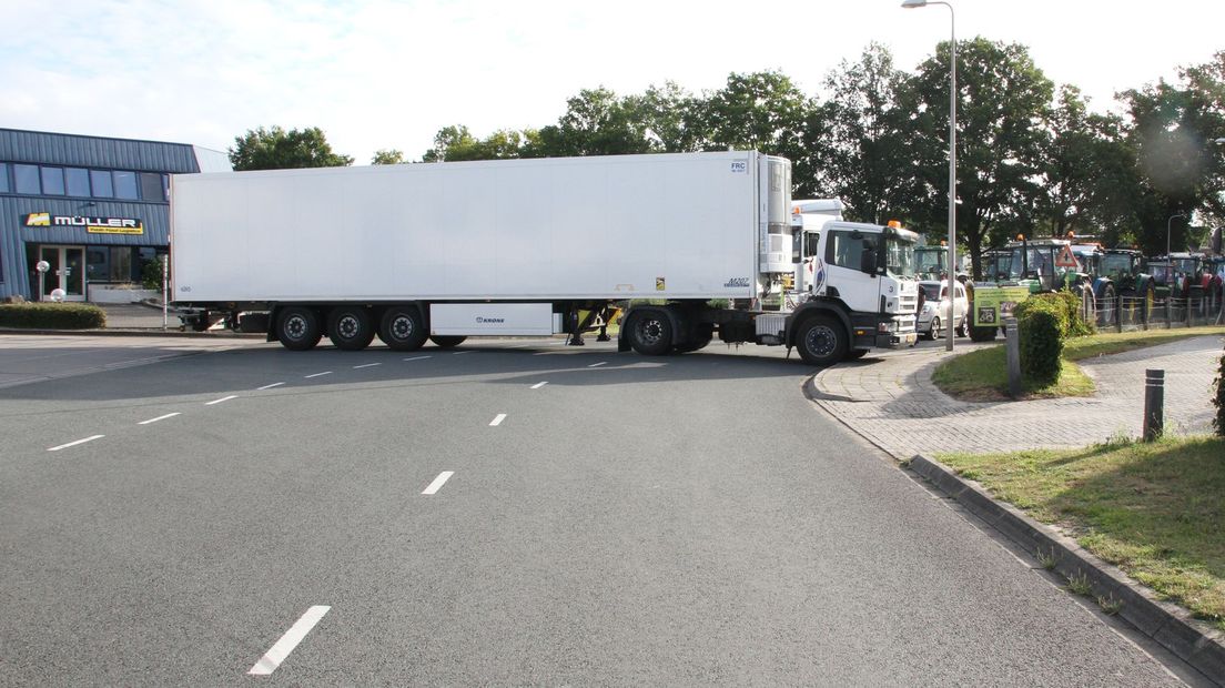 Boeren nu zélf geblokkeerd door vrachtwagen in Holten