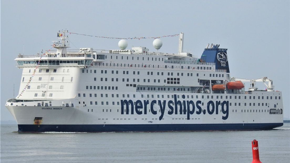 Ziekenhuisschip Global Mercy over Westerschelde