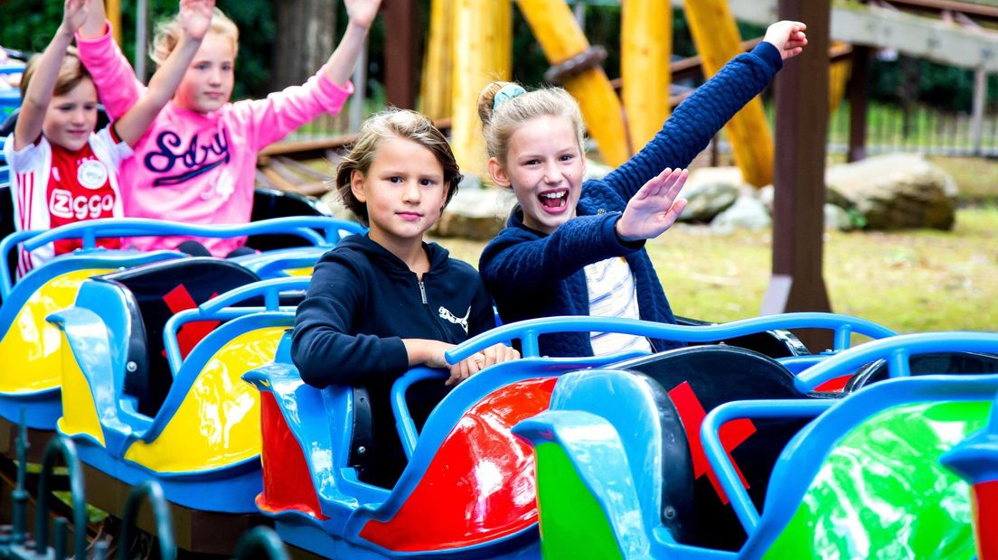 Kinderen maken plezier in de achtbaan van attractiepark Duinrell in Wassenaar