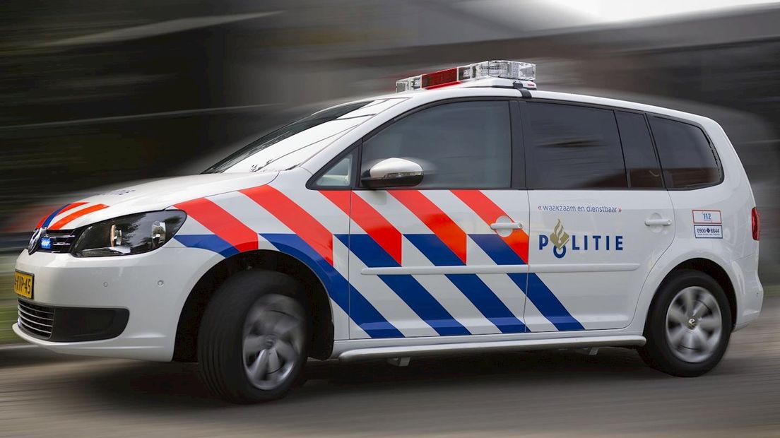 Onoplettende man rijdt achterop politieauto