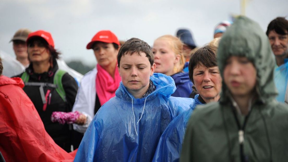 Treurige gezichten tijdens een wandeldag van de Vierdaagse.