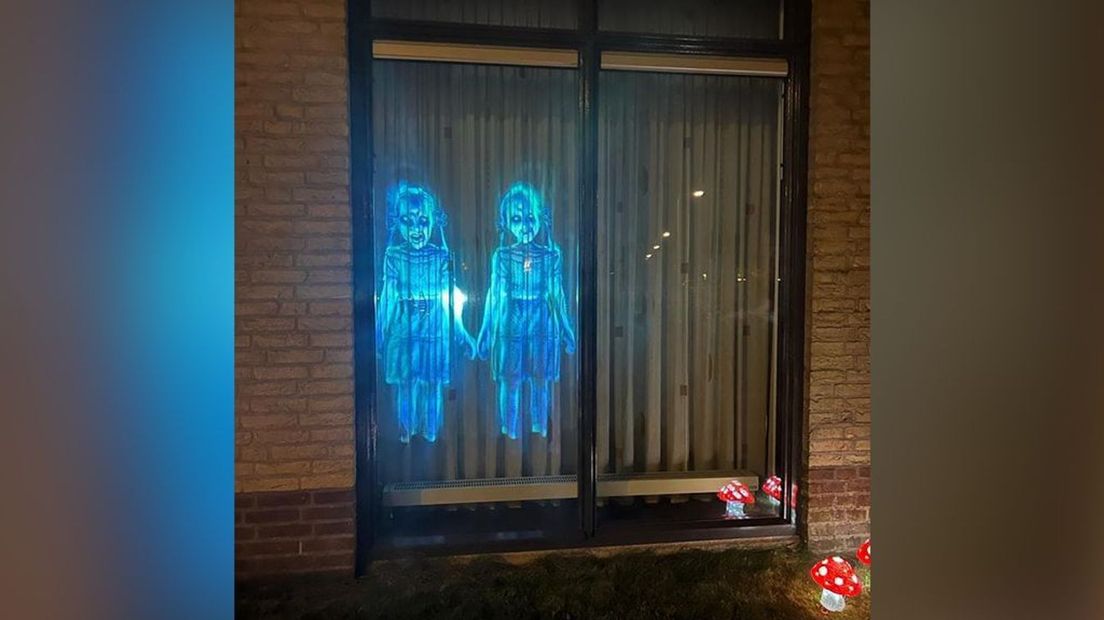 Subtiel, maar zeker niet minder eng, dit raam in Heteren.