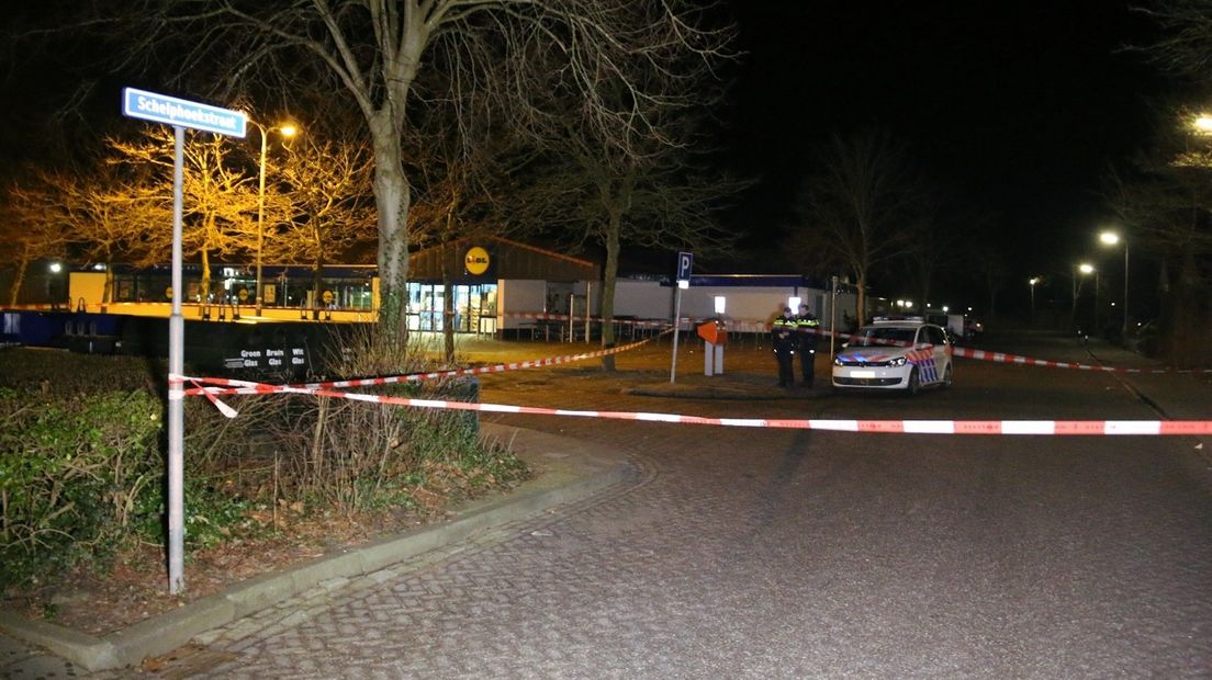 Politie schiet op auto in Zierikzee (video)