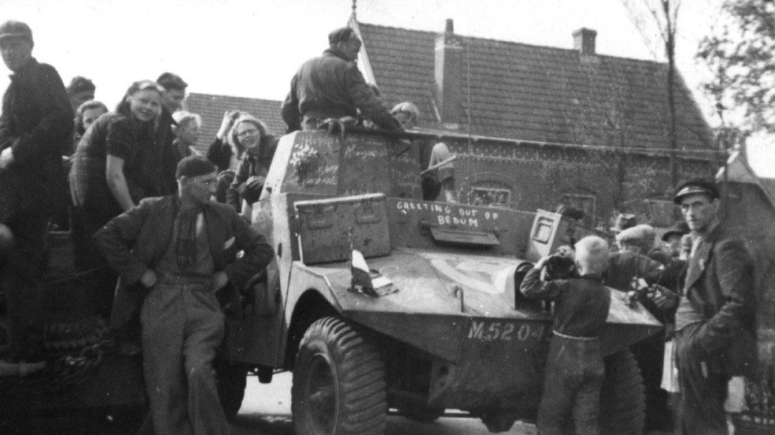 Een pantserwagen tijdens de bevrijding van Bedum op 17 april 1945, aan het Boterdiep W.Z.