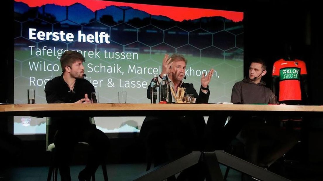 Boekhoorn aan tafel met Lasse Schöne en Rogier Meijer.