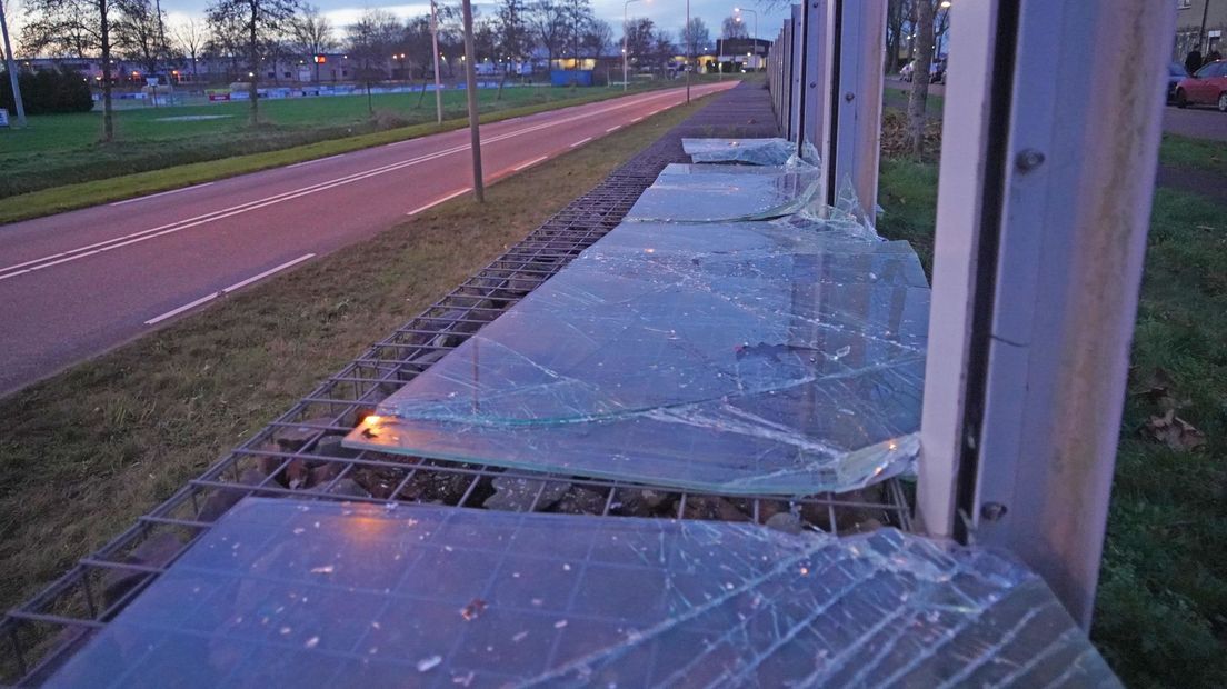 Glazen platen vernield in Meppel