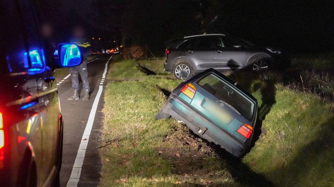 De personenauto belandde in de droge sloot