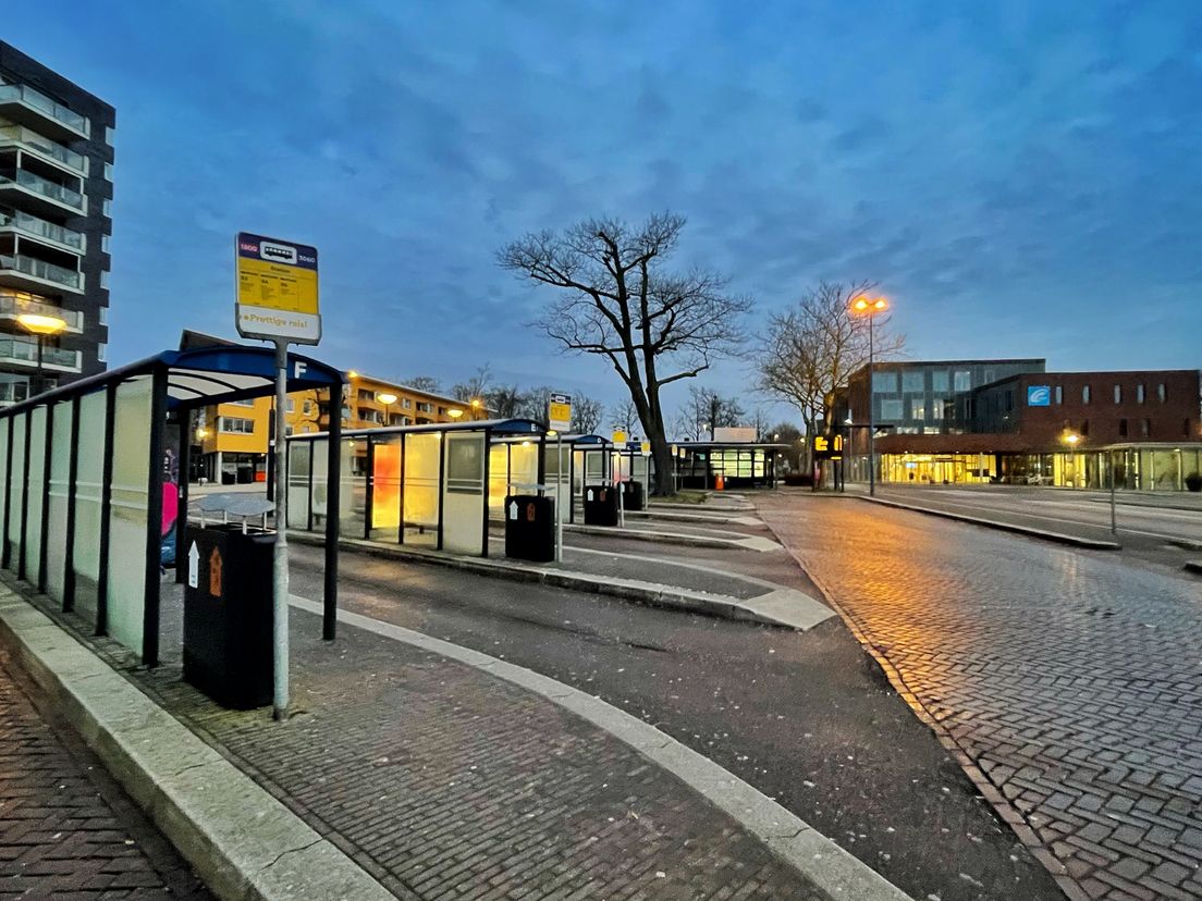 Leeg station Emmen, staking openbaar vervoer