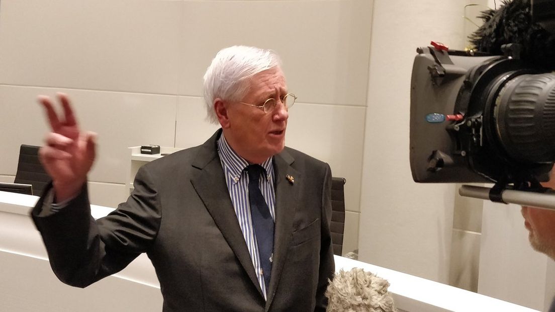 Hans Wiegel staat de pers te woord over zijn rol als verkenner in Den Haag.