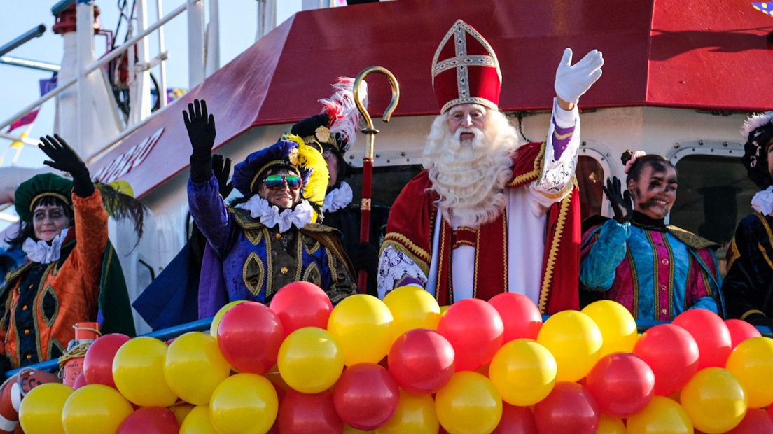 Sinterklaas vaart de haven van Scheveningen binnen