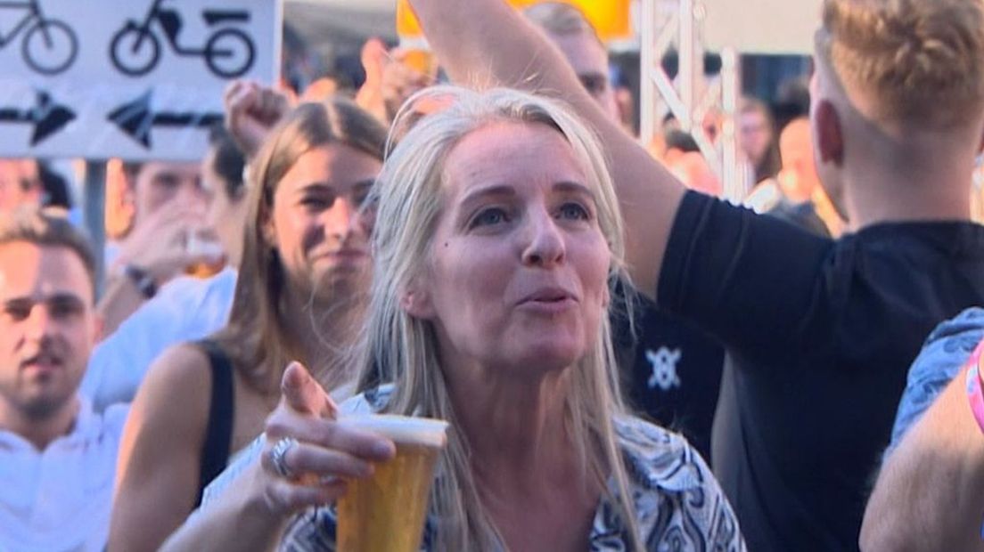 Linde leeft zich uit op de Vierdaagsefeesten.
