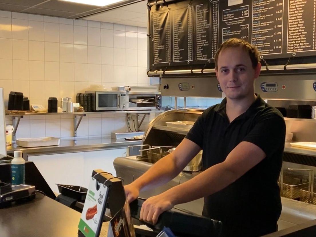 Jeroen Tijl in zijn zaak 'Kruik Middelharnis'